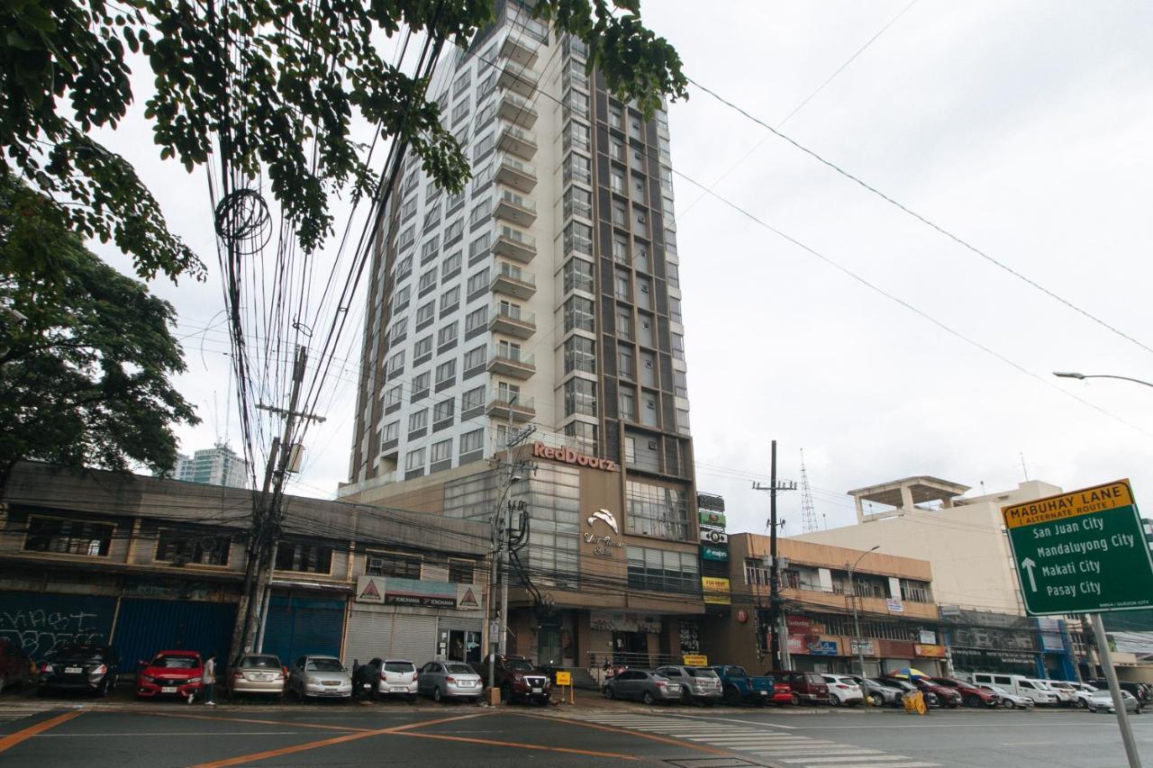 Reddoorz Premium @ West Avenue Quezon City Манила Экстерьер фото